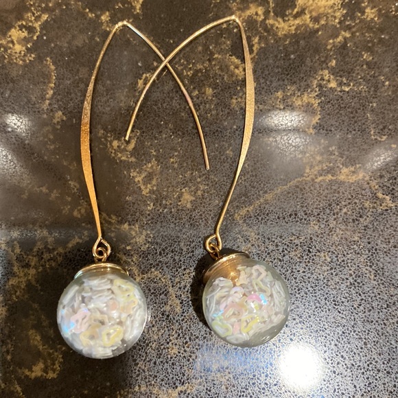 Melody Fashion Earrings with ball filled with iridescent hearts! - Picture 2 of 6